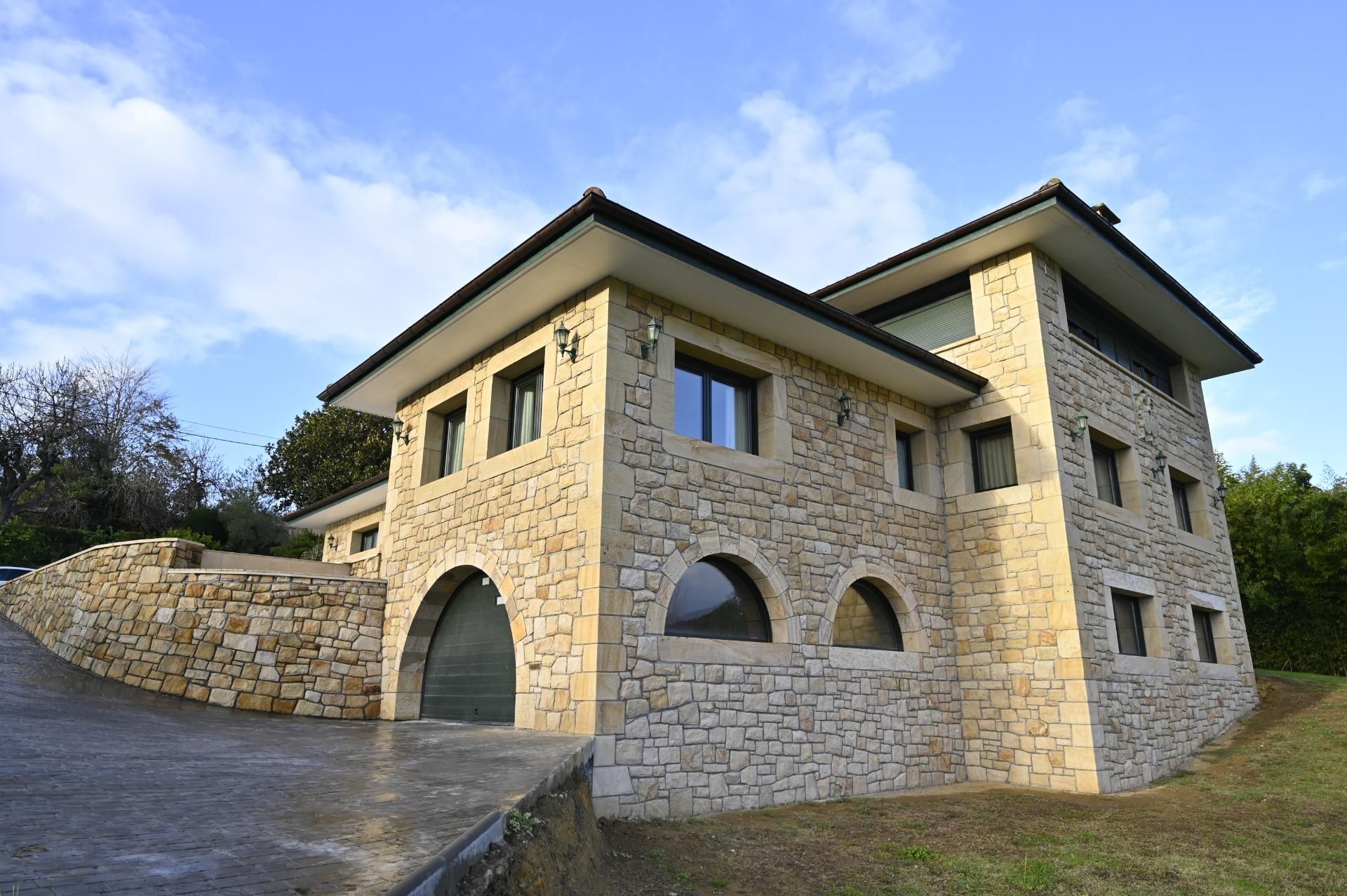 Vista exterior de Casa o xalet en venda en Loiu amb Calefacció, Jardí privat i Piscina