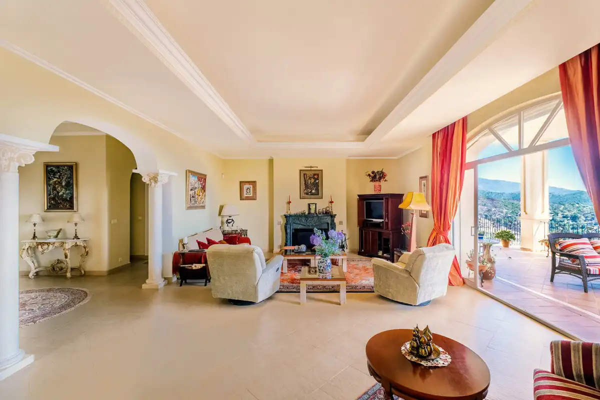 Sala de estar de Finca rústica en venta en Estepona con Aire acondicionado, Terraza y Trastero