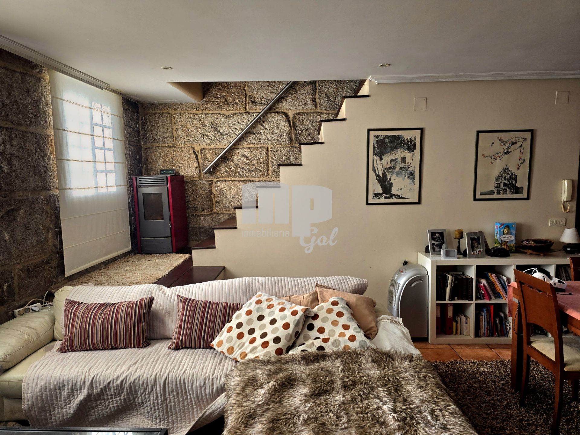 Sala d'estar de Casa adosada en venda en Vigo  amb Jardí privat i Terrassa