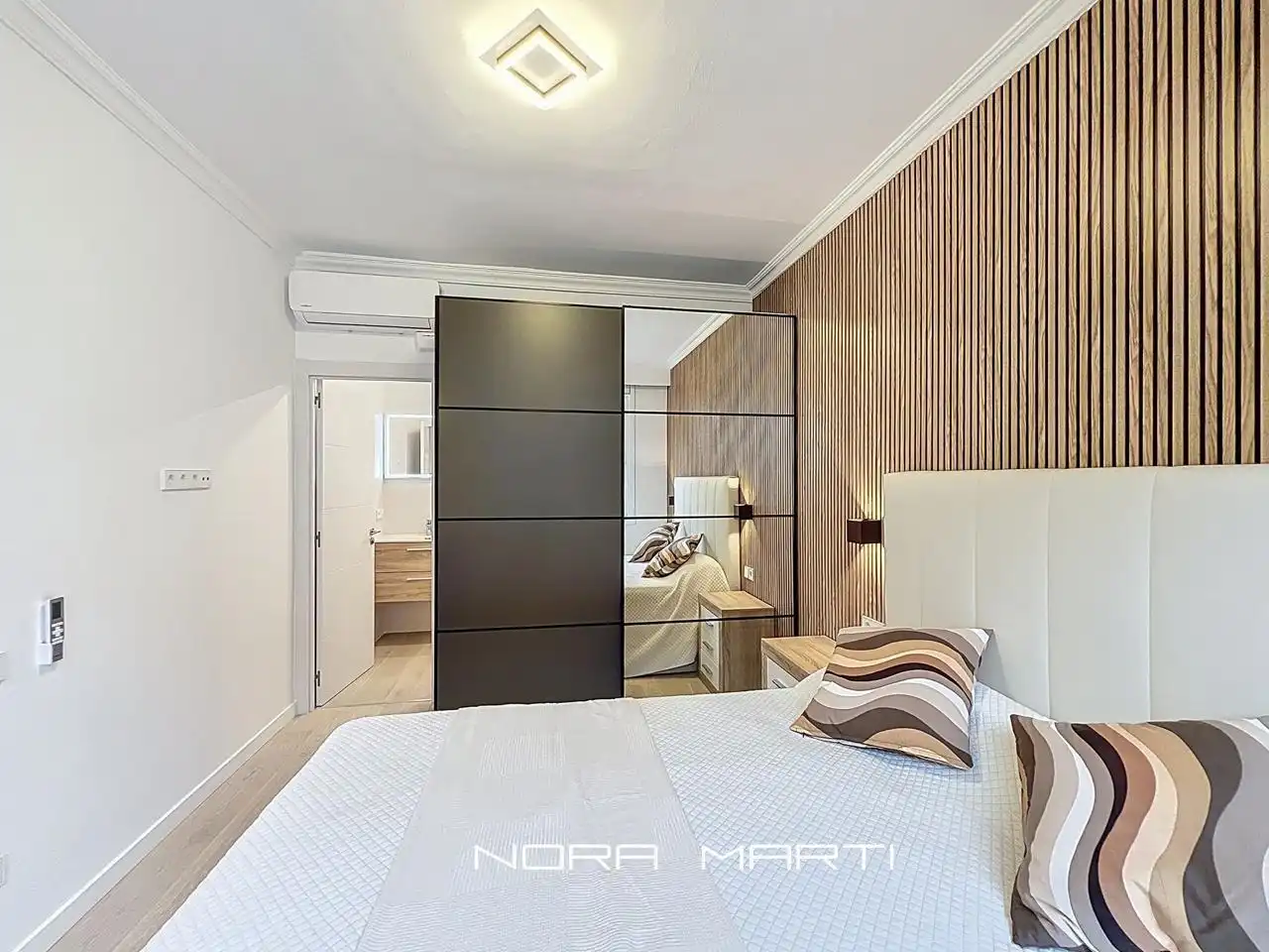 Bedroom of Flat for sale in Barcelona  with Air Conditioner, Heating and Parquet flooring