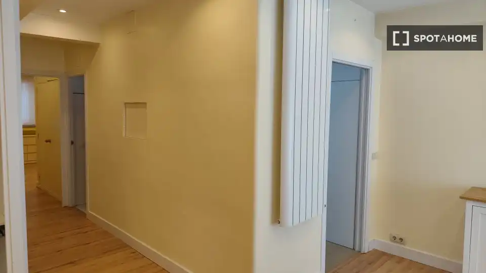 Flat for rent in Madrid  with Air Conditioner, Heating and Furnished