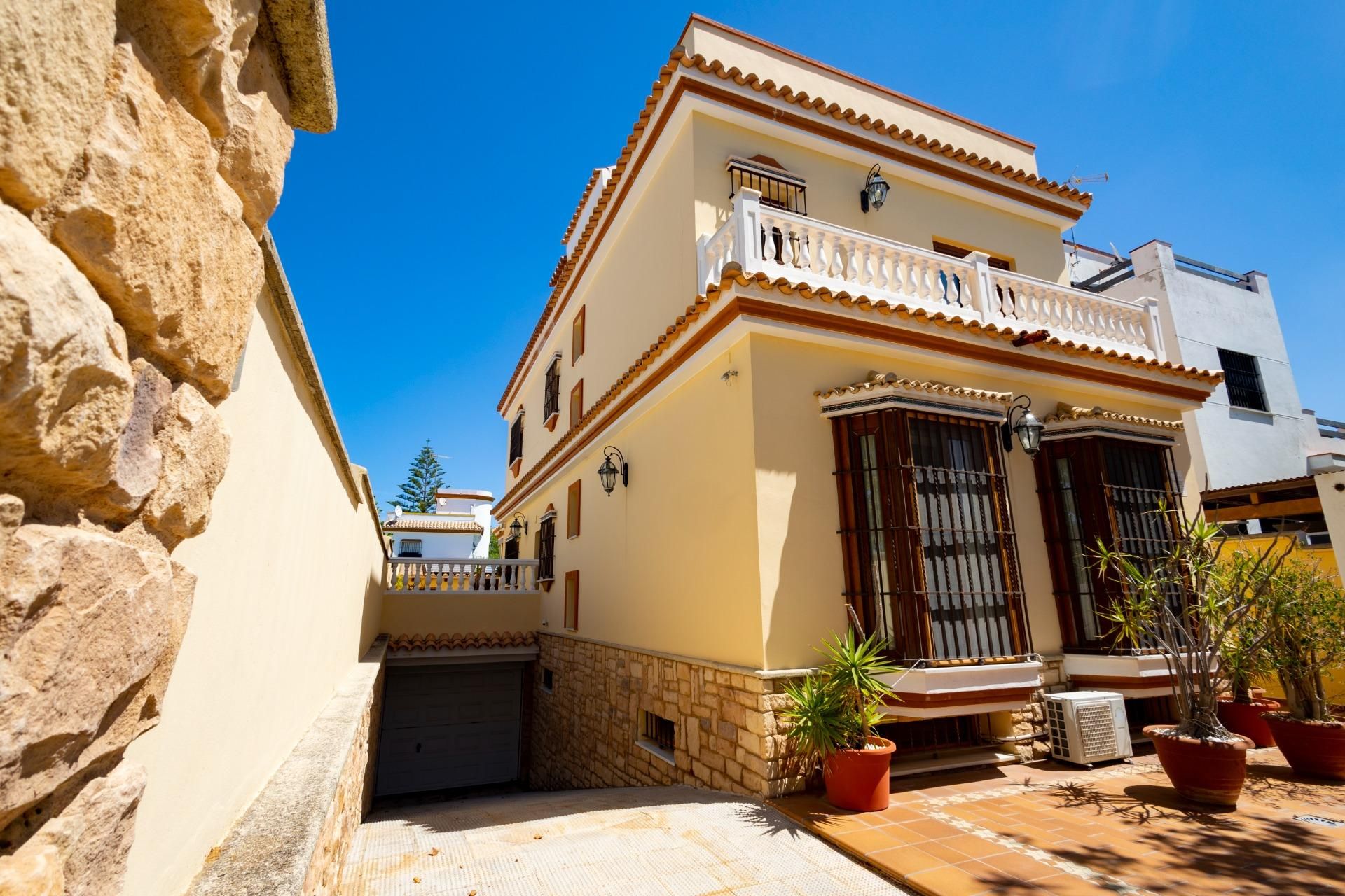 Vista exterior de Casa o xalet en venda en Chipiona amb Aire condicionat, Calefacció i Jardí privat