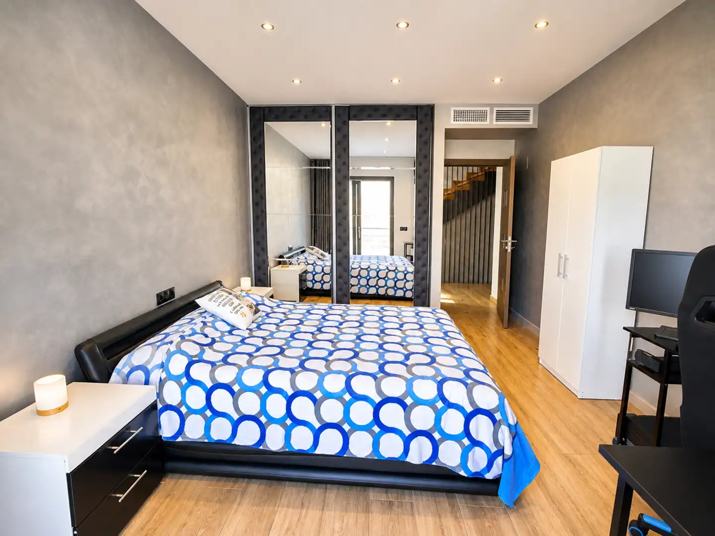 Dormitori de Casa o xalet en venda en Estepona amb Aire condicionat, Jardí privat i Terrassa