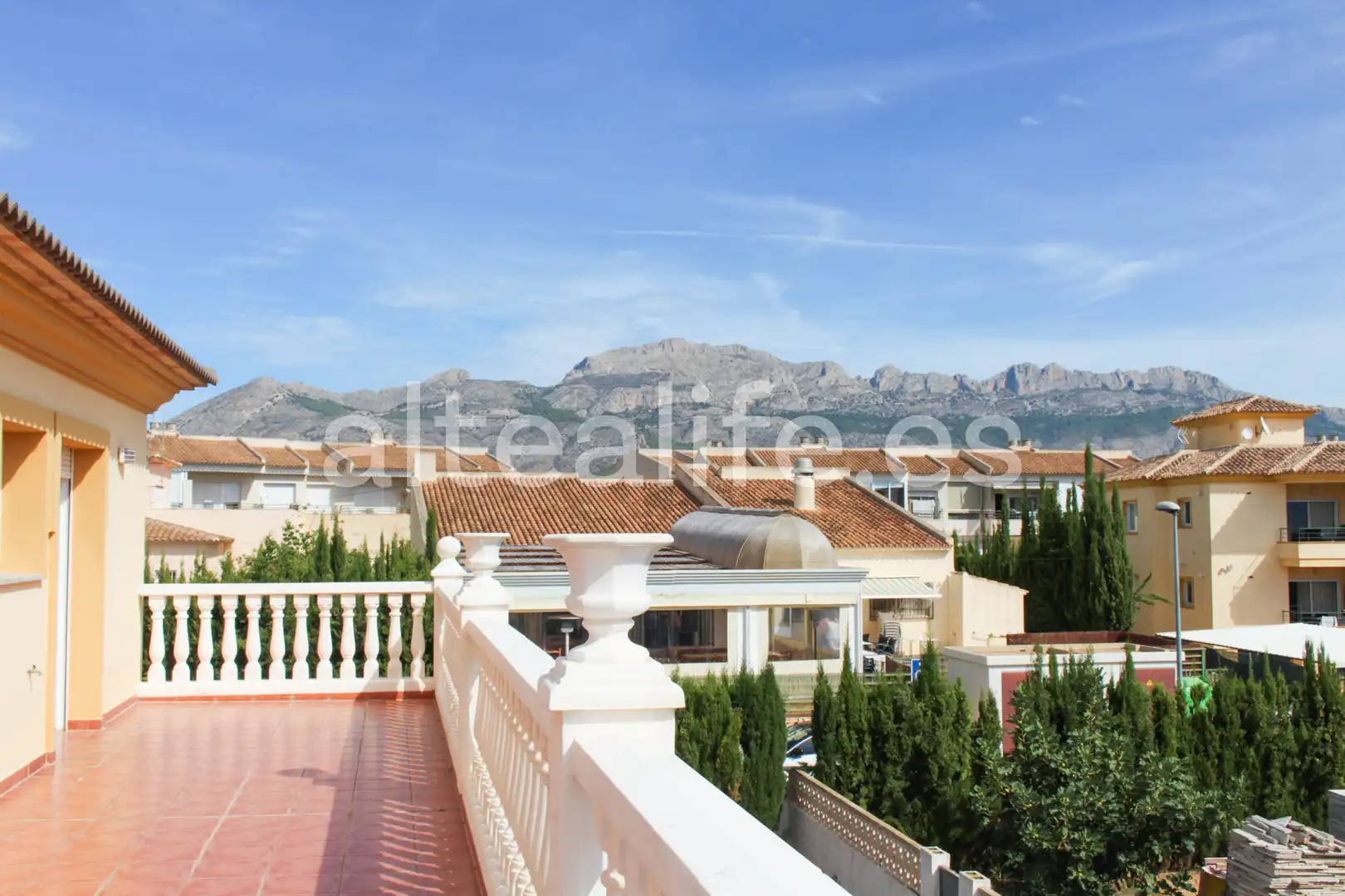 Außenansicht von Haus oder Chalet zum Verkauf in La Nucia mit Privatgarten, Terrasse und Abstellraum