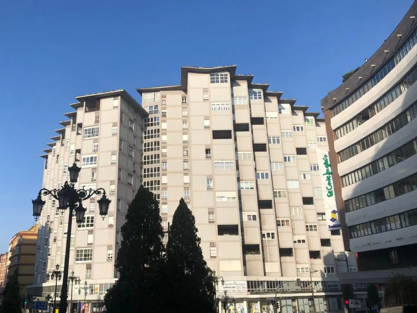 Vista exterior de Oficina en venda en Oviedo  amb Calefacció i Moblat