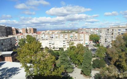 Vista exterior de Pis en venda en Alcorcón amb Aire condicionat i Terrassa