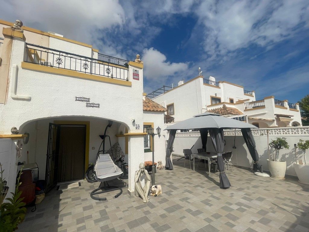 Vista exterior de Casa adosada en venda en Torrevieja amb Aire condicionat, Jardí privat i Moblat