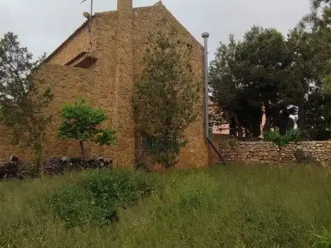 Casa rústica amb jardí en venda a Calle Diseminados 39