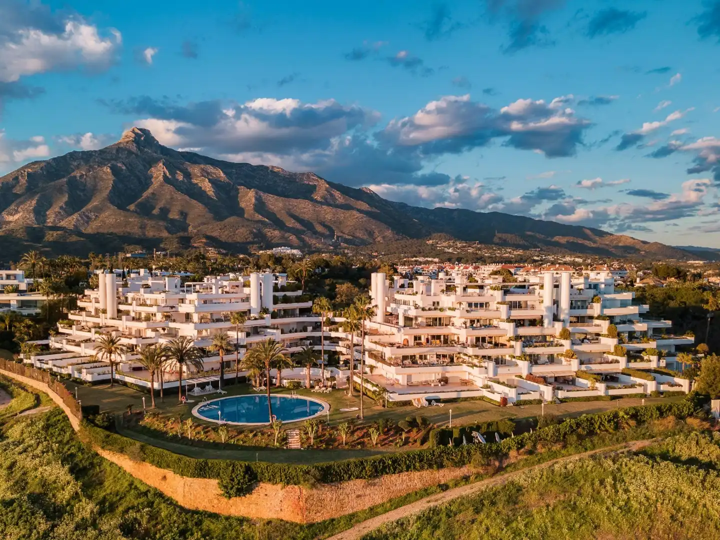 Vista exterior de Apartament en venda en Marbella amb Piscina comunitària