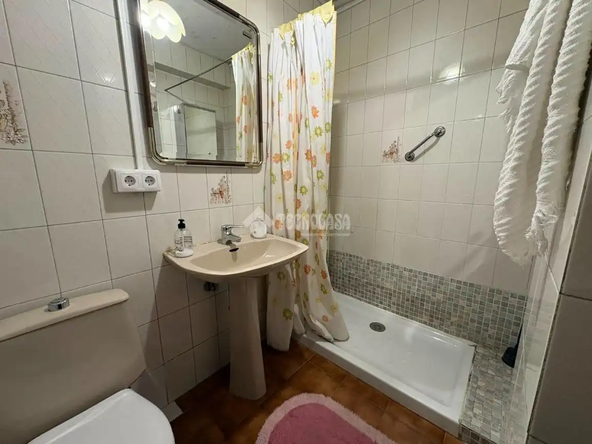 Bathroom of Flat for sale in Madrid  with Air Conditioner and Heating