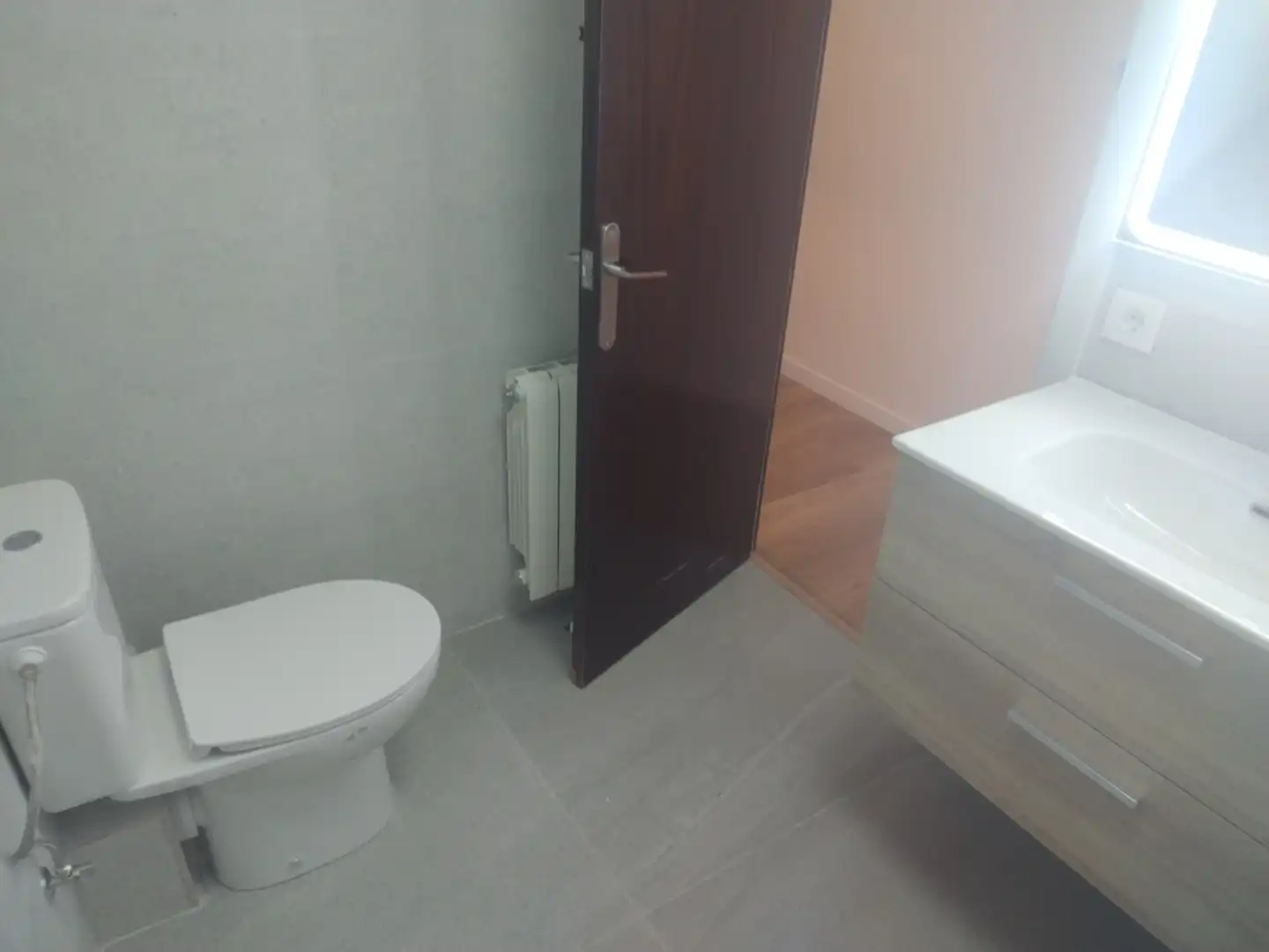 Badezimmer von Wohnung zur Miete in Terrassa mit Heizung, Parkett und Ofen