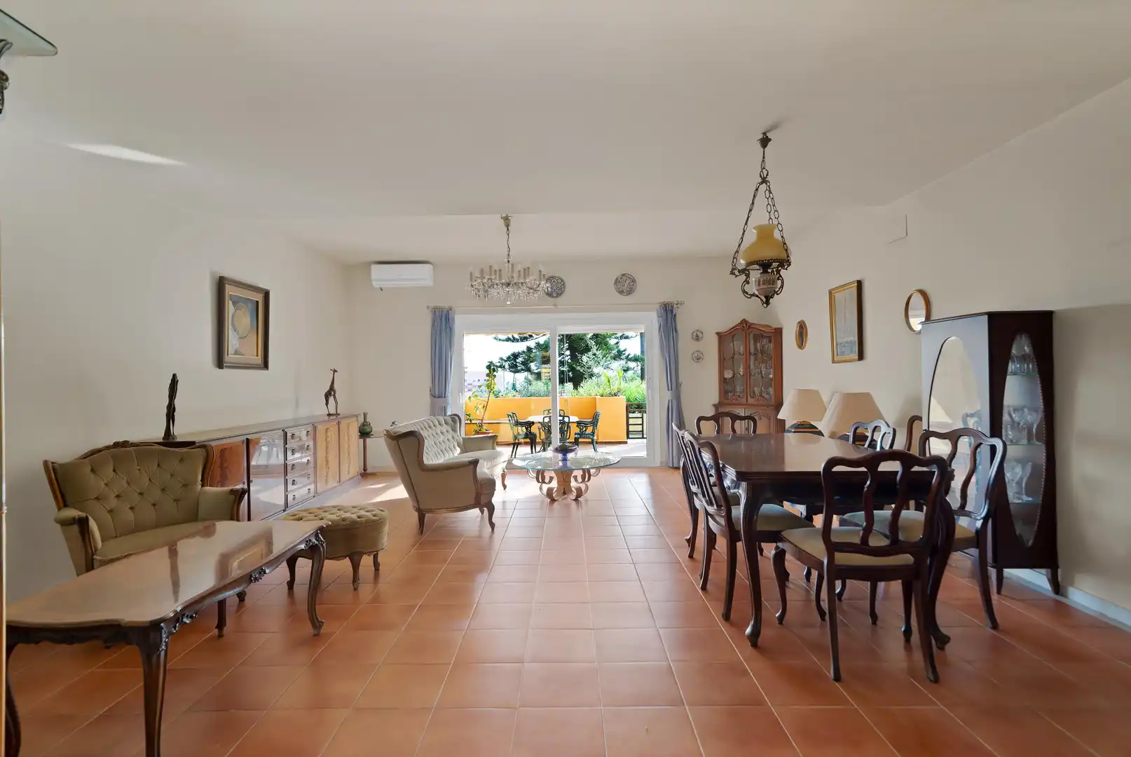 Menjador de Casa adosada en venda en Estepona amb Aire condicionat, Calefacció i Jardí privat