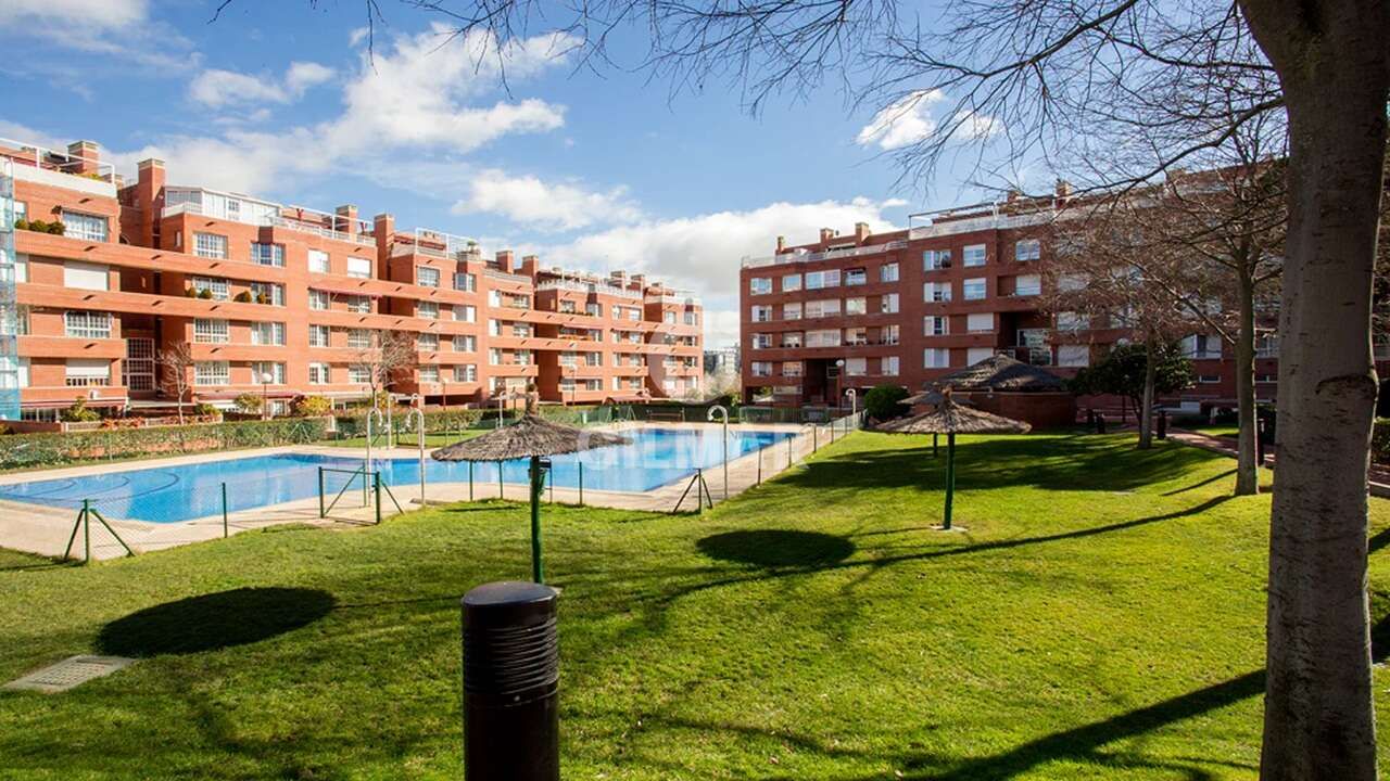 Vista exterior de Dúplex en venta en  Madrid Capital con Calefacción, Jardín privado y Trastero