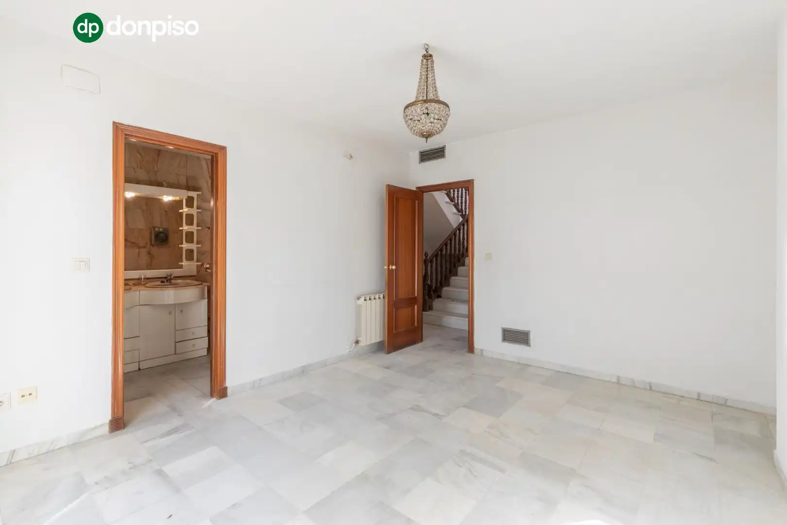 Einfamilien-Reihenhaus zum Verkauf in Granada mit Heizung, Terrasse und Abstellraum