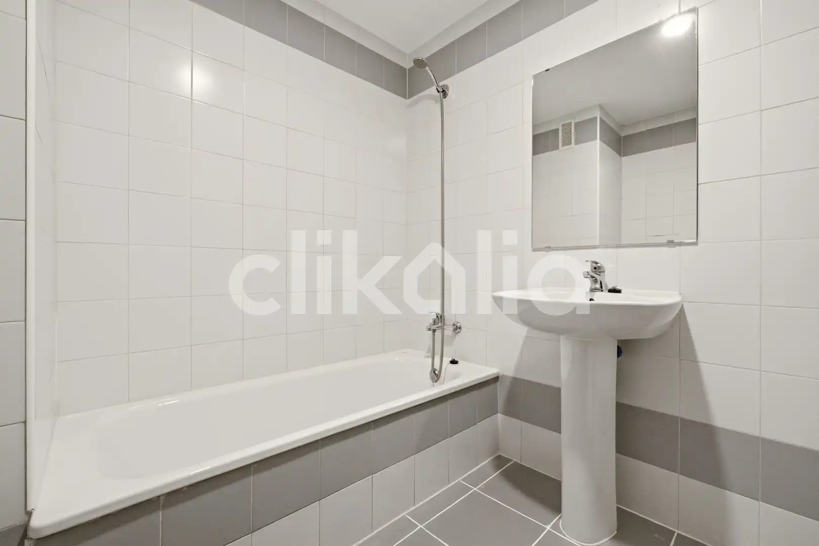 Baño de Piso de alquiler en Madrid con Calefacción, Trastero y Piscina