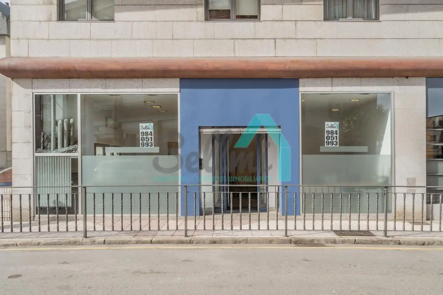 Vista exterior de Oficina en venda en Oviedo  amb Aire condicionat, Calefacció i Moblat