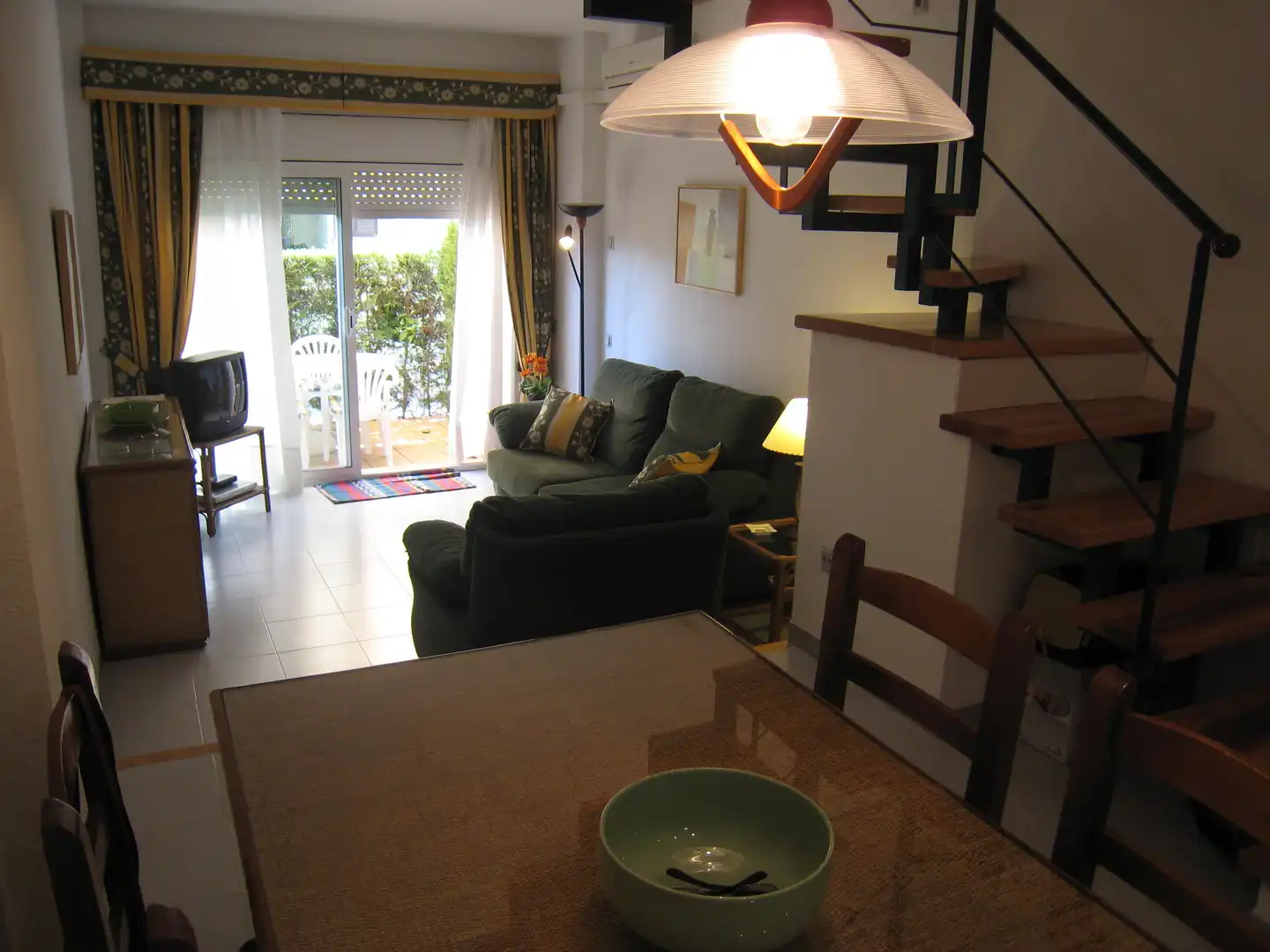 Wohnzimmer von Wohnung zum Verkauf in L'Estartit mit Klimaanlage, Privatgarten und Terrasse