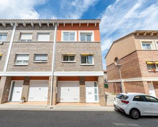 Vista exterior de Casa adosada en venda en Reus amb Balcó