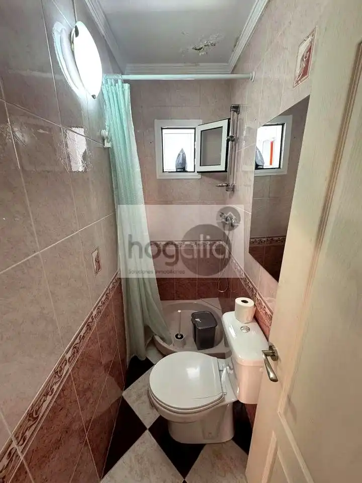 Bathroom of Flat for rent in Sevilla  with Storage room and Furnished