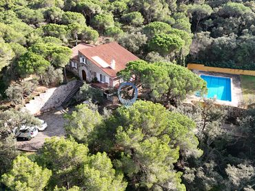 Detached house with pool for sale in Carrer Llagut