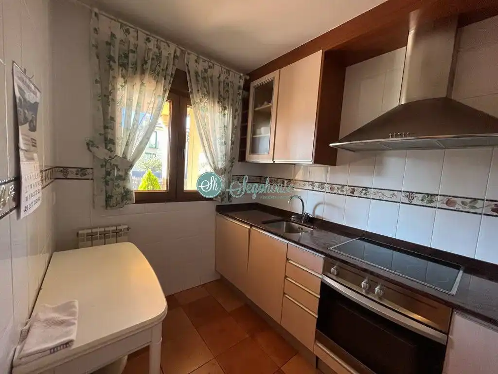 Cuina de Casa o xalet de lloguer en Palazuelos de Eresma amb Calefacció, Terrassa i Moblat