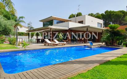 Vista exterior de Casa o xalet en venda en L'Eliana amb Aire condicionat, Terrassa i Piscina