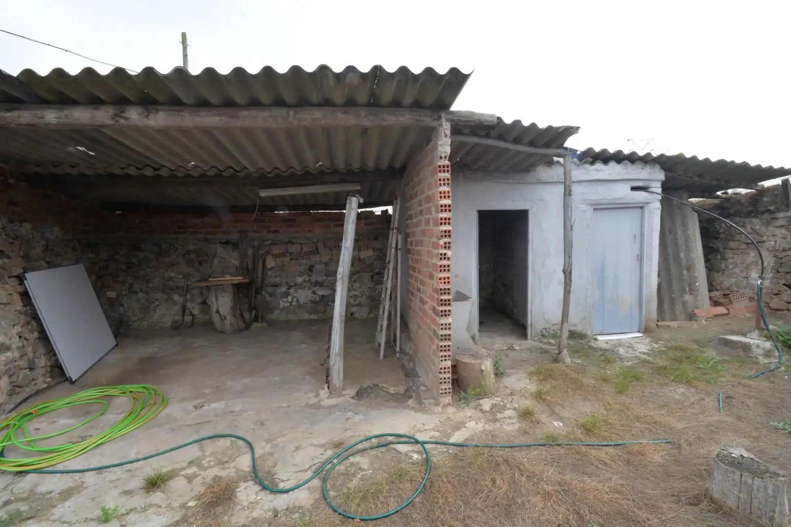 Vista exterior de Finca rústica en venda en Oviedo  amb Traster