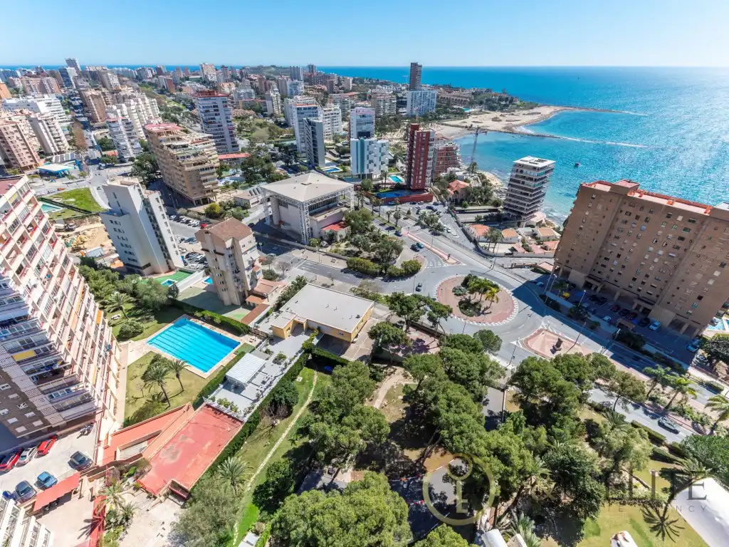 Vista exterior de Àtic en venda en Alicante / Alacant amb Jardí privat, Terrassa i Piscina