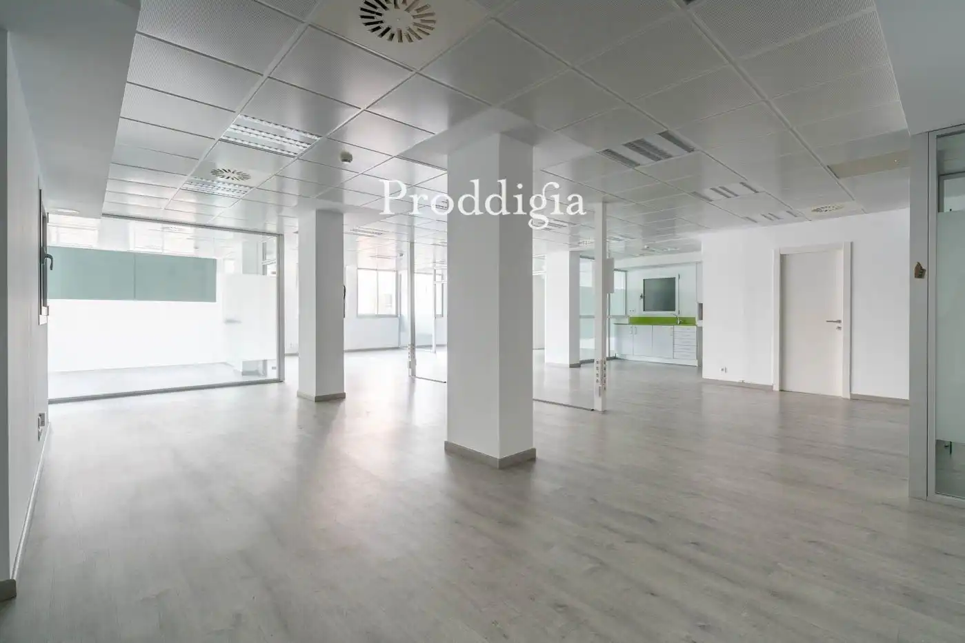 Büro zur Miete in Barcelona mit Klimaanlage, Heizung und Alarm