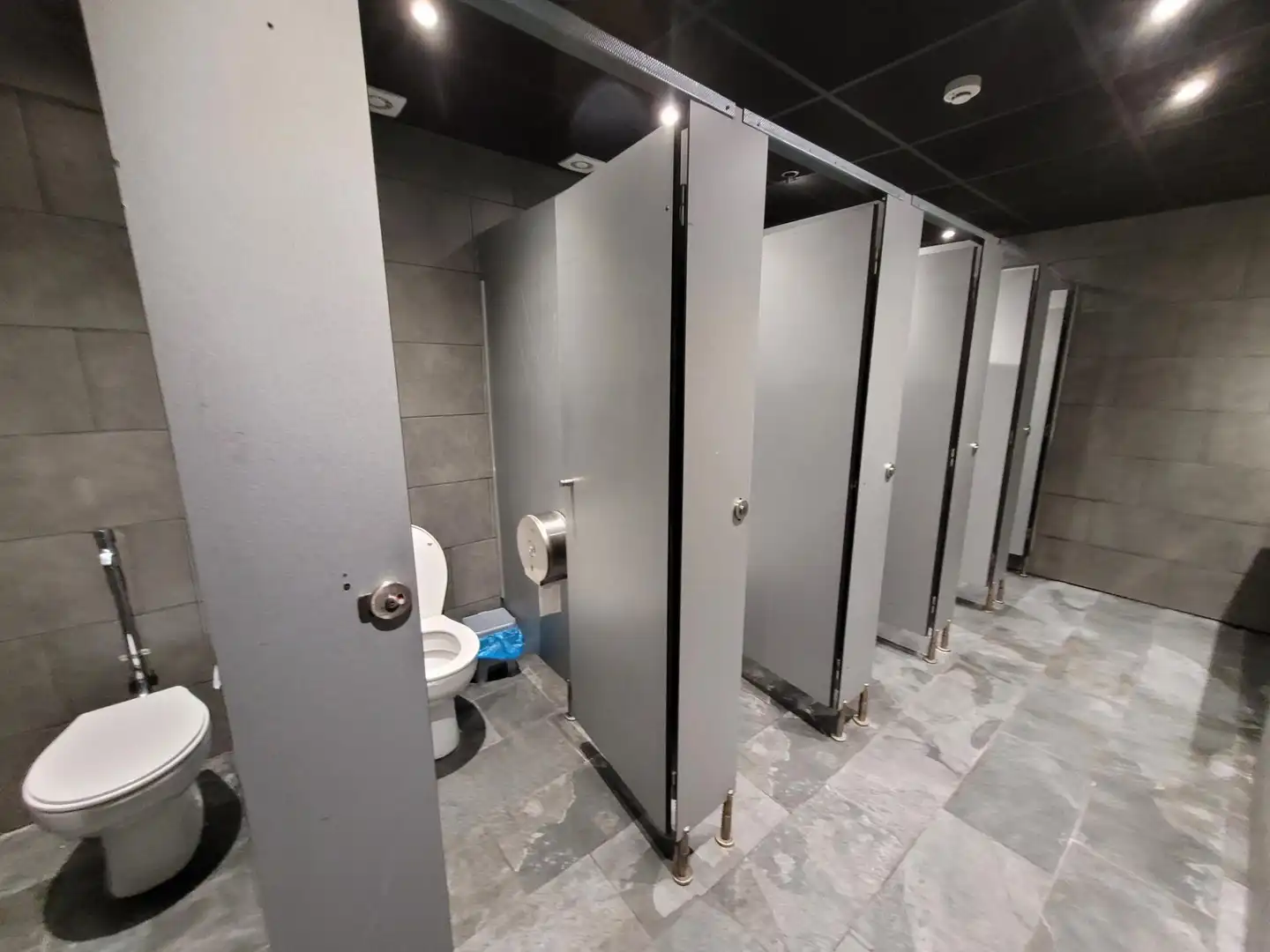 Badezimmer von Fabrikhallen zum Verkauf in Igualada