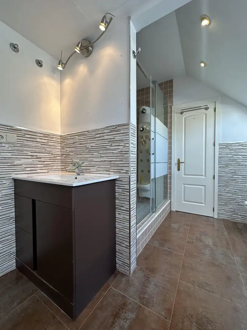 Baño de Casa o chalet en venta en Boadilla del Monte con Aire acondicionado, Jardín privado y Trastero