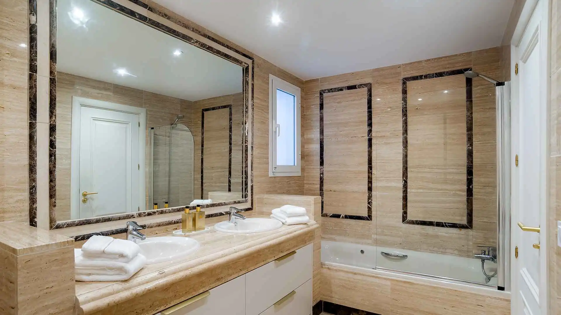 Badezimmer von Wohnungen zum Verkauf in Marbella mit Klimaanlage, Terrasse und Abstellraum