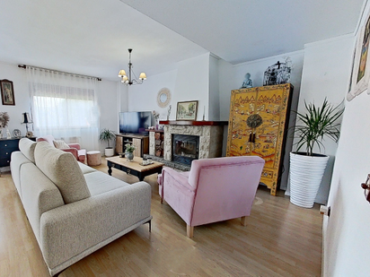 Sala d'estar de Casa o xalet en venda en Valdemoro amb Aire condicionat, Terrassa i Balcó
