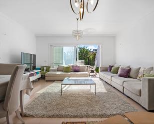 Sala d'estar de Casa adosada en venda en Marbella amb Aire condicionat, Jardí privat i Terrassa