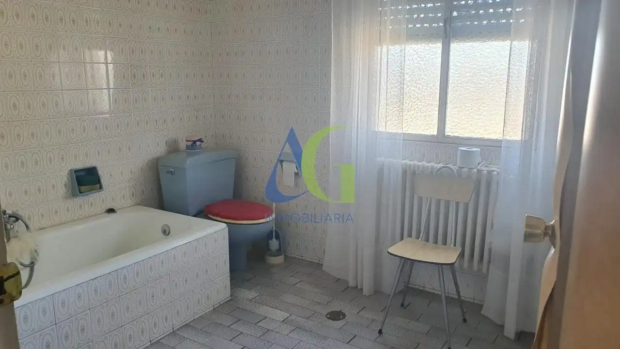 Bany de Casa o xalet en venda en León Capital  amb Calefacció, Jardí privat i Terrassa