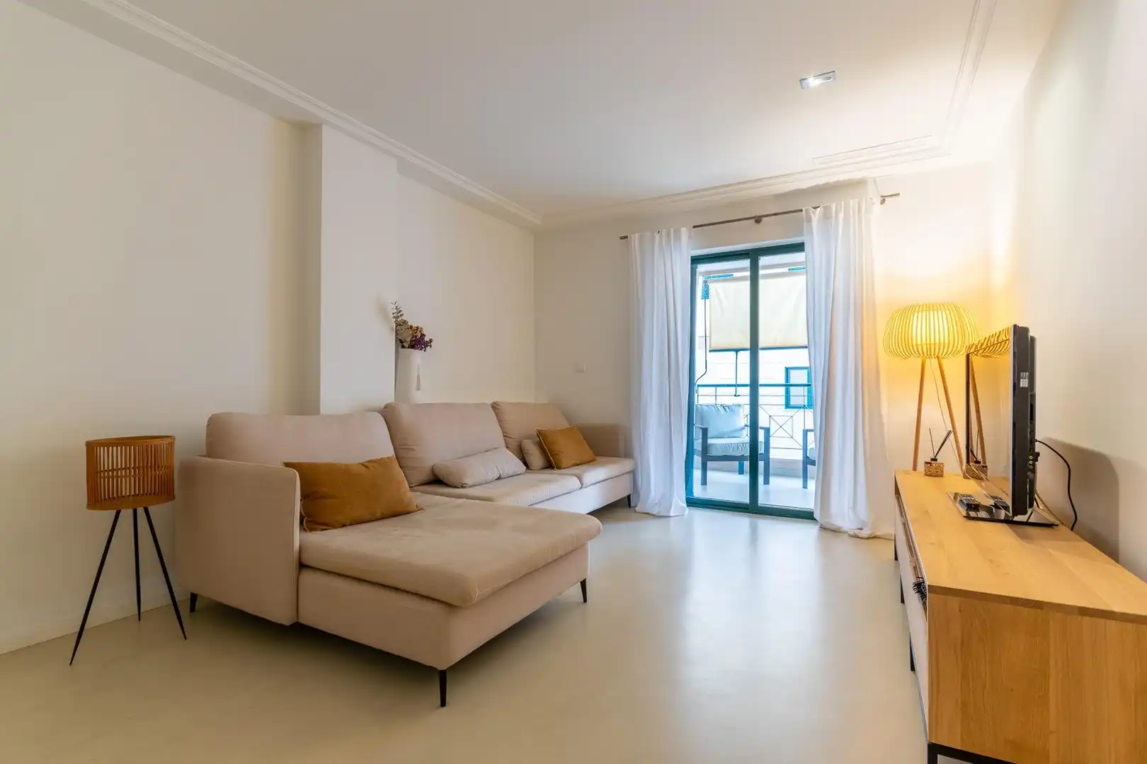Sala d'estar de Pis de lloguer en Santa Pola amb Aire condicionat, Calefacció i Jardí privat
