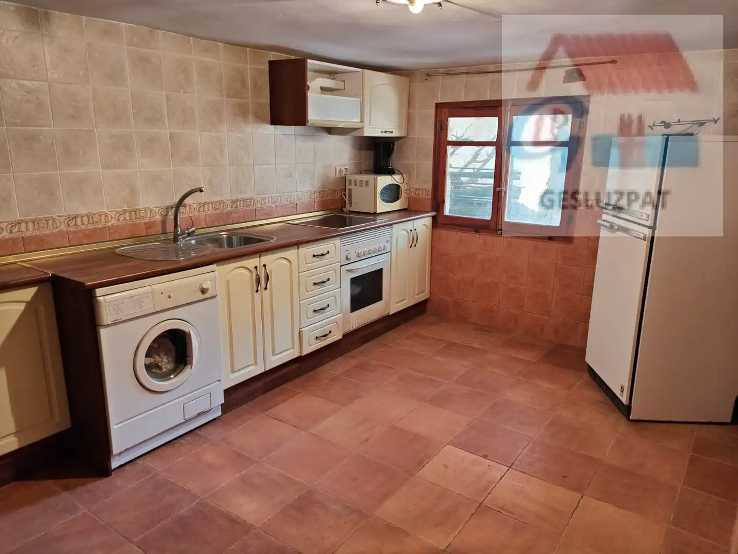 Cuina de Casa adosada en venda en Corral de Almaguer amb Jardí privat, Parquet i Terrassa