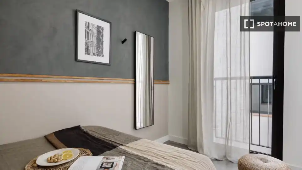 Dormitori de Apartament per a compartir en Barcelona amb Aire condicionat, Terrassa i Moblat