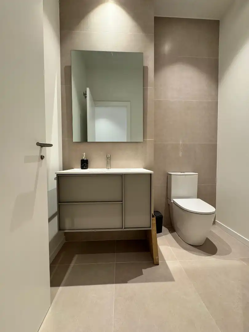 Badezimmer von Wohnung zur untervermieten in Valencia mit Klimaanlage, Terrasse und Möbliert