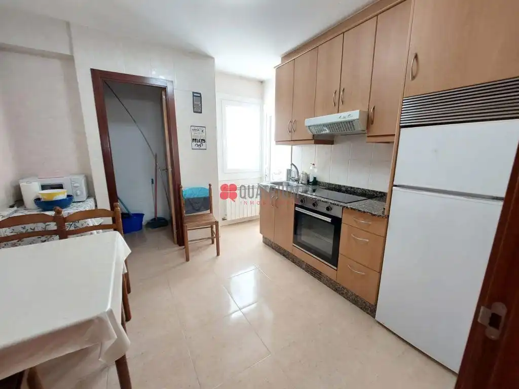 Küche von Wohnung zur Miete in Santiago de Compostela  mit Parkett und Möbliert