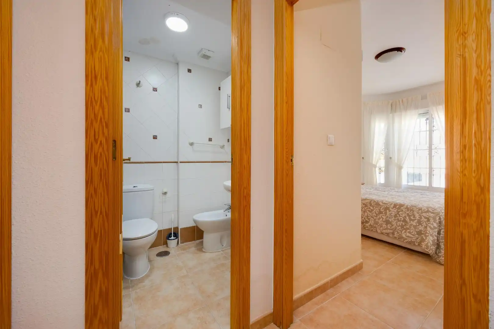 Bany de Casa o xalet en venda en Torrevieja amb Jardí privat, Terrassa i Moblat