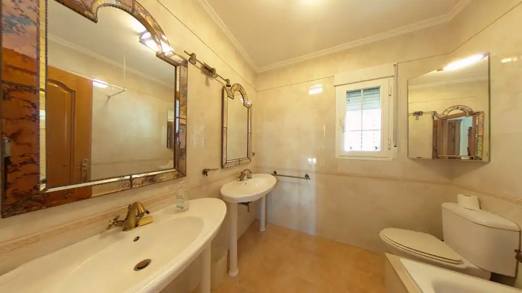Bany de Casa o xalet en venda en Vélez-Málaga amb Aire condicionat, Terrassa i Jacuzzi