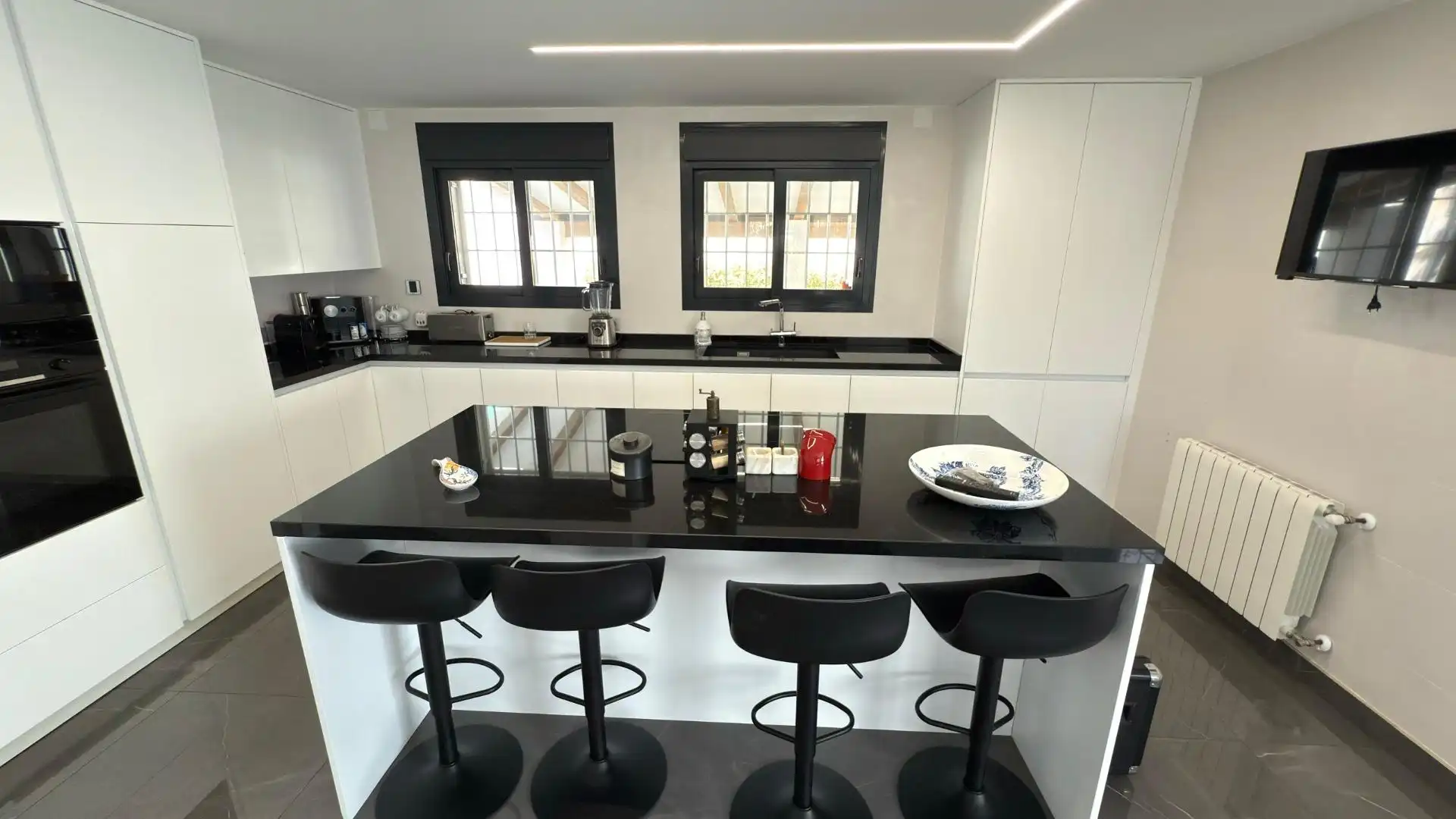 Cocina de Casa o chalet en venta en Sant Joan d'Alacant con Aire acondicionado, Calefacción y Jardín privado