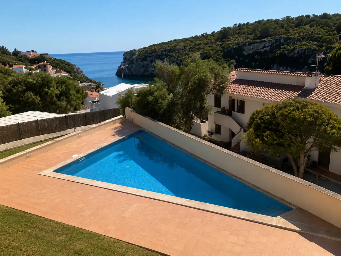Schwimmbecken von Einfamilien-Reihenhaus zum Verkauf in Maó - Mahón mit Klimaanlage, Privatgarten und Terrasse