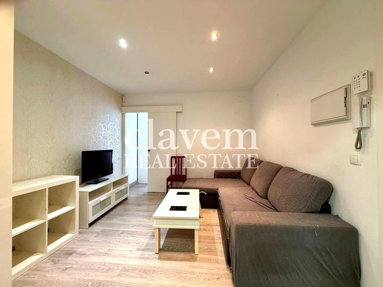 Sala d'estar de Pis en venda en L'Hospitalet de Llobregat amb Aire condicionat i Moblat