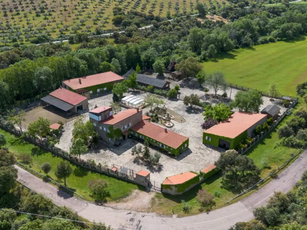 Vista exterior de Casa o chalet en venta en Espinoso del Rey con Terraza, Piscina y Amueblado