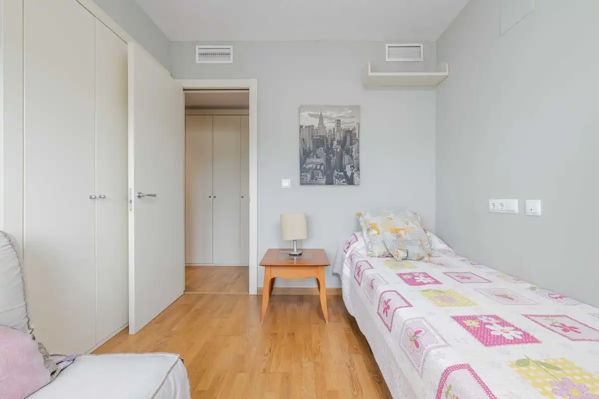 Habitación de Ático en venta en Guillena con Calefacción, Terraza y Trastero