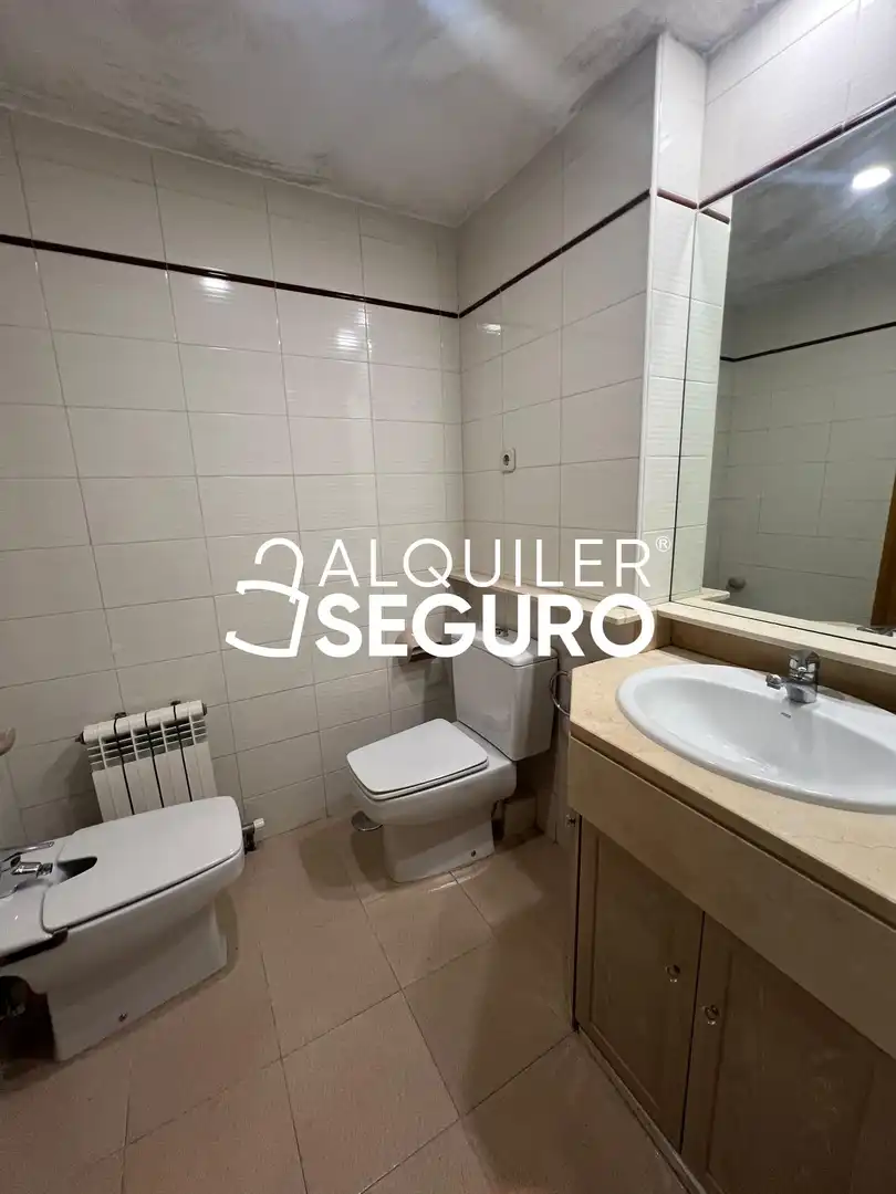Bathroom of Flat for rent in Madrid  with Air Conditioner, Heating and Swimming Pool