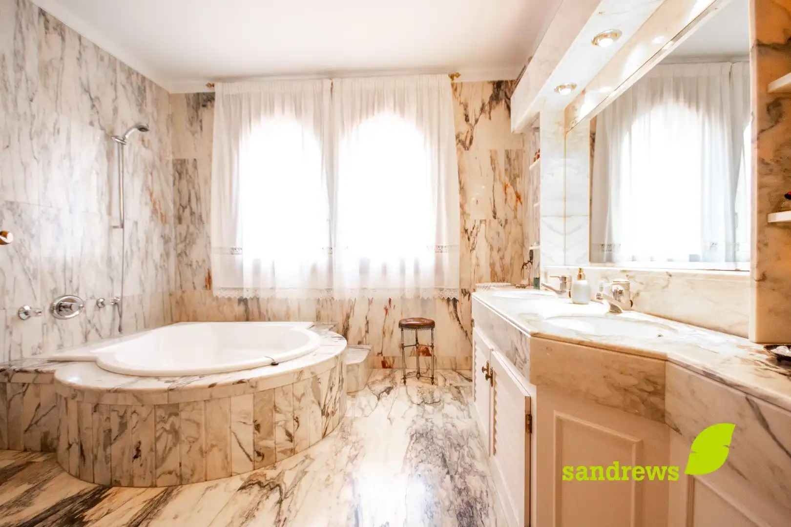 Badezimmer von Einfamilien-Reihenhaus zum Verkauf in Figueres mit Klimaanlage, Heizung und Privatgarten