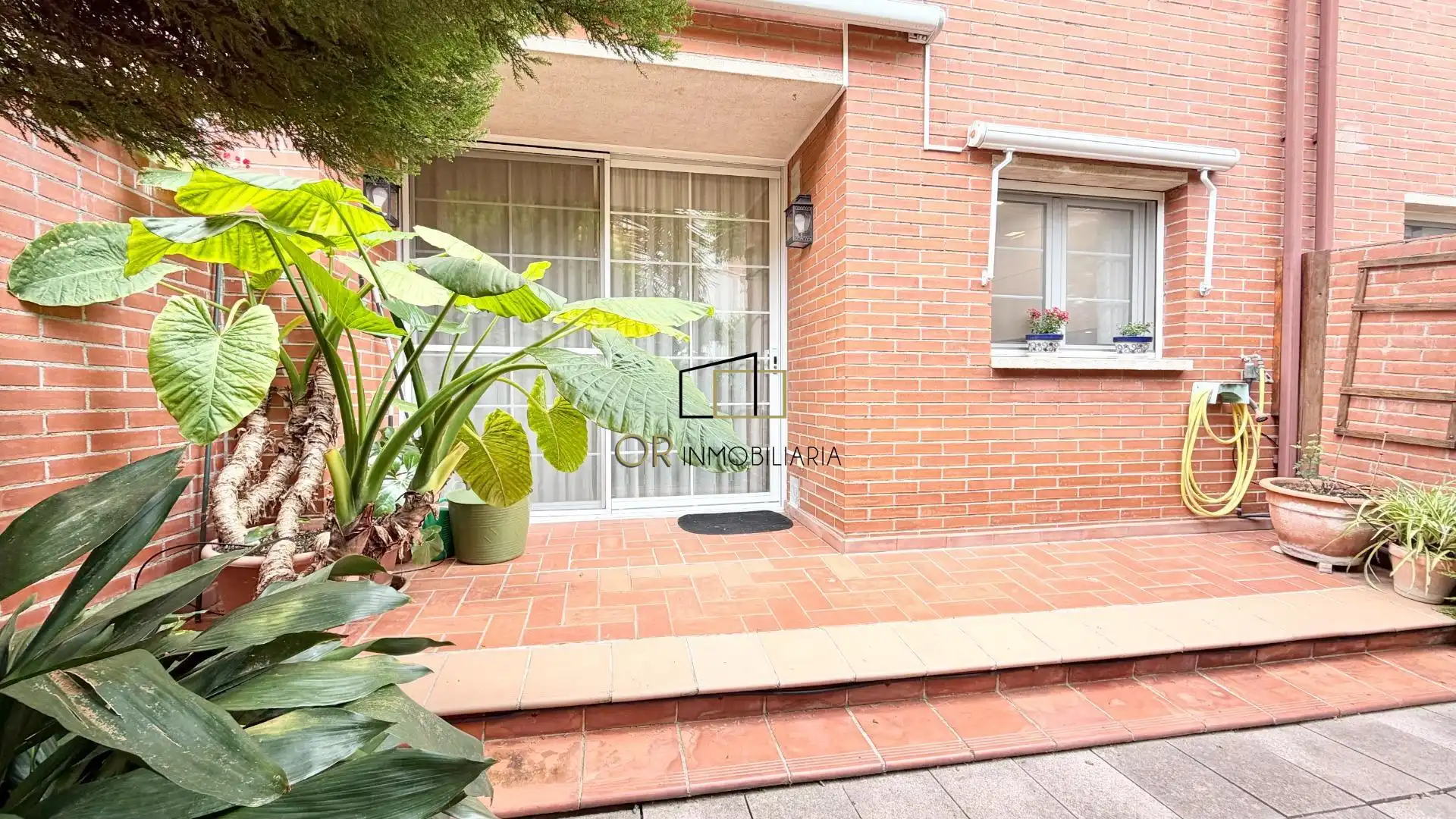 Vista exterior de Casa o xalet en venda en Vilafranca del Penedès amb Aire condicionat, Calefacció i Jardí privat